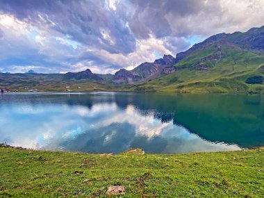 Uri Alp Dağları 'ndaki Melchsee ya da Melch Gölü, Kerns - İsviçre' nin Obwald Kantonu (Kanton Obwalden, Schweiz)