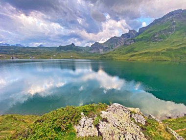 Uri Alp Dağları 'ndaki Melchsee ya da Melch Gölü, Kerns - İsviçre' nin Obwald Kantonu (Kanton Obwalden, Schweiz)