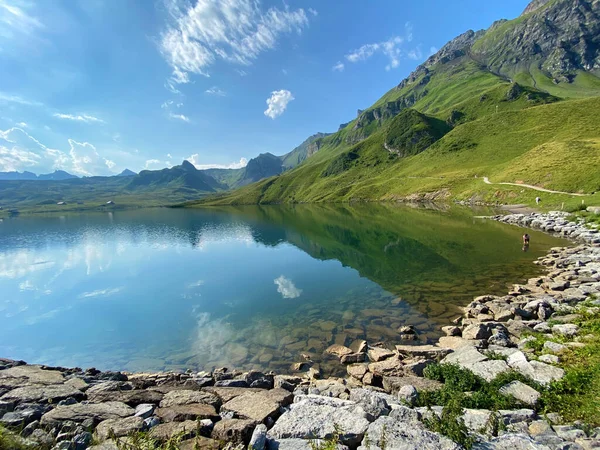 瑞士奥瓦尔德州Uri Alps山区地块上的高山湖Melchsee或Melch湖 Kanton Obwalden Schweiz — 图库照片