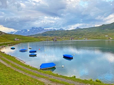 Uri Alp Dağları 'ndaki Melchsee ya da Melch Gölü' ndeki yapay tekneler, Melchtal Kantonu (Kanton Obwalden, Schweiz)