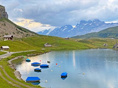Uri Alp Dağları 'ndaki Melchsee ya da Melch Gölü' ndeki yapay tekneler, Melchtal Kantonu (Kanton Obwalden, Schweiz)