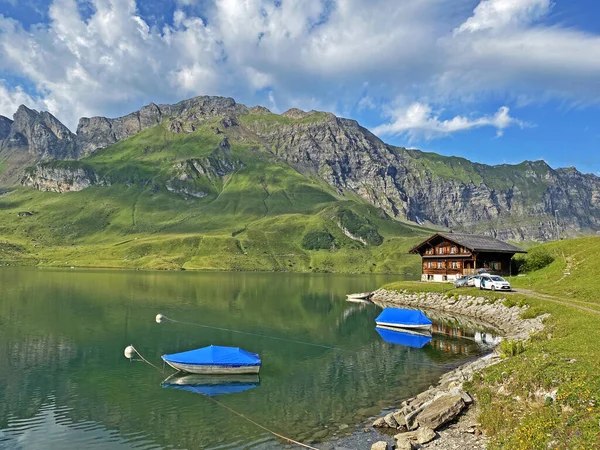 Uri Alp Dağları 'ndaki Melchsee ya da Melch Gölü' ndeki yapay tekneler, Melchtal Kantonu (Kanton Obwalden, Schweiz)