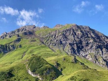 Melchsee Gölü 'nün yukarısında ve Uri Alpleri dağ kütlesi Melchtal' da (Kanton Obwalden, Schweiz) bulunan Alp tepesi Glogghues (Glogghues veya Glogghus).)