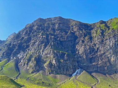 Melchsee Gölü 'nün yukarısında ve Uri Alpleri dağ kütlesi Melchtal' da (Kanton Obwalden, Schweiz) bulunan Alp tepesi Glogghues (Glogghues veya Glogghus).)