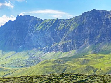 Alp tepeleri Glogghues (veya Glogghus) ve Fulenberg Melchsee Gölü 'nün yukarısında ve Uri Alpleri dağ kitlesi, Melchtal - Kanton of Obwald, İsviçre / Kanton Obwalden, Schweiz