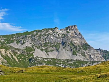 Uri Alp dağlarında Chli Haupt Murmelchopf ve Haupt veya Bruenighaupt (veya Brunighaupt) tepeleri, Melchtal - Kanton of Obwald, İsviçre (Kanton Obwalden, Schweiz))