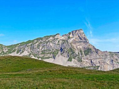 Uri Alp dağlarında Chli Haupt Murmelchopf ve Haupt veya Bruenighaupt (veya Brunighaupt) tepeleri, Melchtal - Kanton of Obwald, İsviçre (Kanton Obwalden, Schweiz))