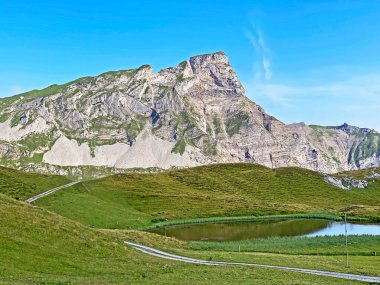 Uri Alp dağlarında Chli Haupt Murmelchopf ve Haupt veya Bruenighaupt (veya Brunighaupt) tepeleri, Melchtal - Kanton of Obwald, İsviçre (Kanton Obwalden, Schweiz))