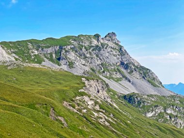 Uri Alp dağlarında Chli Haupt Murmelchopf ve Haupt veya Bruenighaupt (veya Brunighaupt) tepeleri, Melchtal - Kanton of Obwald, İsviçre (Kanton Obwalden, Schweiz))