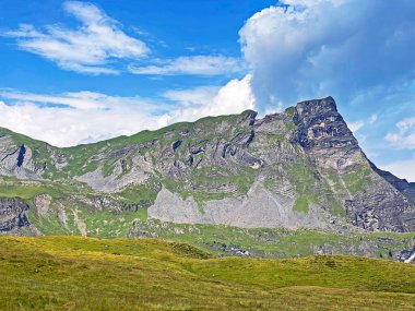 Uri Alp dağlarında Chli Haupt Murmelchopf ve Haupt veya Bruenighaupt (veya Brunighaupt) tepeleri, Melchtal - Kanton of Obwald, İsviçre (Kanton Obwalden, Schweiz))