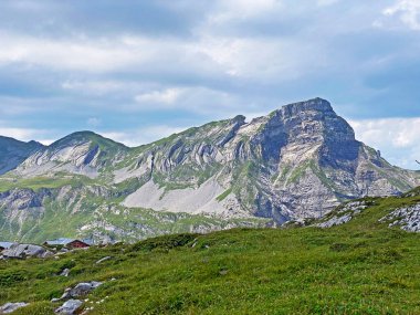 Uri Alp dağlarında Chli Haupt Murmelchopf ve Haupt veya Bruenighaupt (veya Brunighaupt) tepeleri, Melchtal - Kanton of Obwald, İsviçre (Kanton Obwalden, Schweiz))