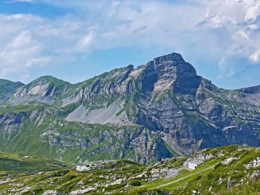 Uri Alp dağlarında Chli Haupt Murmelchopf ve Haupt veya Bruenighaupt (veya Brunighaupt) tepeleri, Melchtal - Kanton of Obwald, İsviçre (Kanton Obwalden, Schweiz))