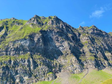 Melchsee Gölü veya Melch Gölü 'nün yukarısındaki Fulenberg Tepesi ve Uri Alpleri dağ kütlesi Melchtal Kantonu, İsviçre (Kanton Obwalden, Schweiz)