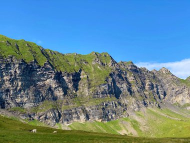Melchsee Gölü veya Melch Gölü 'nün yukarısındaki Fulenberg Tepesi ve Uri Alpleri dağ kütlesi Melchtal Kantonu, İsviçre (Kanton Obwalden, Schweiz)