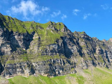 Melchsee Gölü veya Melch Gölü 'nün yukarısındaki Fulenberg Tepesi ve Uri Alpleri dağ kütlesi Melchtal Kantonu, İsviçre (Kanton Obwalden, Schweiz)
