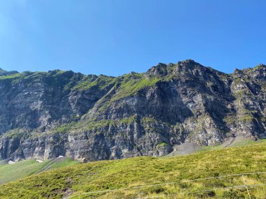 Melchsee Gölü veya Melch Gölü 'nün yukarısındaki Fulenberg Tepesi ve Uri Alpleri dağ kütlesi Melchtal Kantonu, İsviçre (Kanton Obwalden, Schweiz)