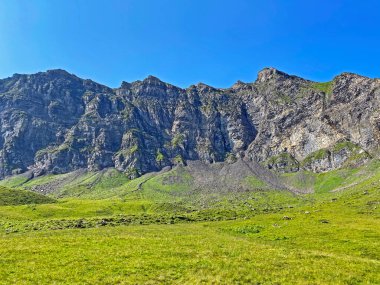 Melchsee Gölü veya Melch Gölü 'nün yukarısındaki Fulenberg Tepesi ve Uri Alpleri dağ kütlesi Melchtal Kantonu, İsviçre (Kanton Obwalden, Schweiz)