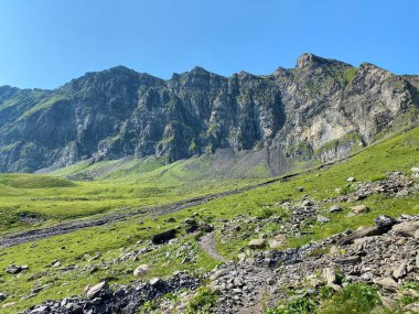 Melchsee Gölü veya Melch Gölü 'nün yukarısındaki Fulenberg Tepesi ve Uri Alpleri dağ kütlesi Melchtal Kantonu, İsviçre (Kanton Obwalden, Schweiz)