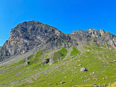 Melchtal Vadisi 'nin yukarısında ve Uri Alp Dağları' nda Hochstollen tepesi, Melchtal Kantonu, İsviçre (Kanton Obwalden, Schweiz)