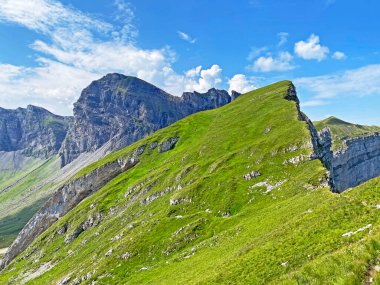 Melchtal Vadisi 'nin yukarısında ve Uri Alp Dağları' nda Hochstollen tepesi, Melchtal Kantonu, İsviçre (Kanton Obwalden, Schweiz)