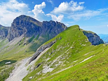 Melchtal Vadisi 'nin yukarısında ve Uri Alp Dağları' nda Hochstollen tepesi, Melchtal Kantonu, İsviçre (Kanton Obwalden, Schweiz)