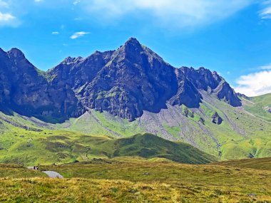 Melchtal Vadisi 'nin yukarısında ve Uri Alp Dağları' nda Hochstollen tepesi, Melchtal Kantonu, İsviçre (Kanton Obwalden, Schweiz)