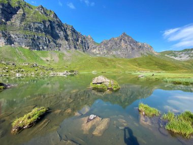 Alp Gölü Blausee veya Mavi Göl Melch Vadisi 'nin yukarısında ve Uri Alp Dağları' nda, Melchtal Kantonu, İsviçre (Kanton Obwalden, Schweiz)