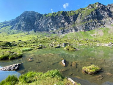 Alp Gölü Blausee veya Mavi Göl Melch Vadisi 'nin yukarısında ve Uri Alp Dağları' nda, Melchtal Kantonu, İsviçre (Kanton Obwalden, Schweiz)