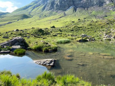 Alp Gölü Blausee veya Mavi Göl Melch Vadisi 'nin yukarısında ve Uri Alp Dağları' nda, Melchtal Kantonu, İsviçre (Kanton Obwalden, Schweiz)