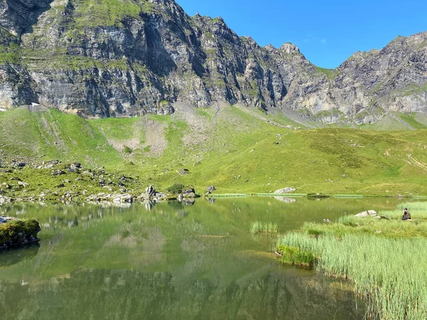 Alp Gölü Blausee veya Mavi Göl Melch Vadisi 'nin yukarısında ve Uri Alp Dağları' nda, Melchtal Kantonu, İsviçre (Kanton Obwalden, Schweiz)