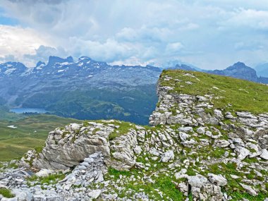İsviçre 'nin Uri Alpleri' ndeki kayalar ve taşlar, Melchtal - İsviçre 'nin Obwald Kantonu (Kanton Obwalden, Schweiz)