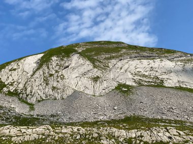 Alp kaya levhası Leiteren zirvenin altında Chli Haupt Murmelchopf ve Aa Alp yaylası üzerinde Melchtal Kanton of Obwald, İsviçre (Kanton Obwalden, Schweiz)