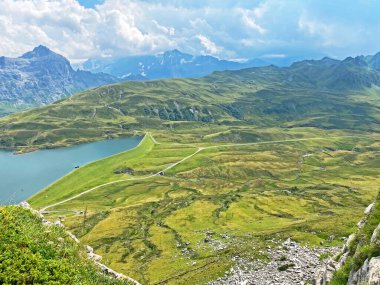 Uri Alp Dağları 'nın yamaçlarında Alp çayırları ve çayırları, Melchtal - Obwald Kantonu, İsviçre (Kanton Obwalden, Schweiz)