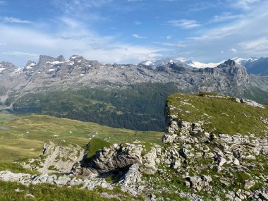 Uri Alp Dağları 'nın yamaçlarında Alp çayırları ve çayırları, Melchtal - Obwald Kantonu, İsviçre (Kanton Obwalden, Schweiz)