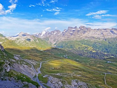 Uri Alp Dağları 'nın yamaçlarında Alp çayırları ve çayırları, Melchtal - Obwald Kantonu, İsviçre (Kanton Obwalden, Schweiz)