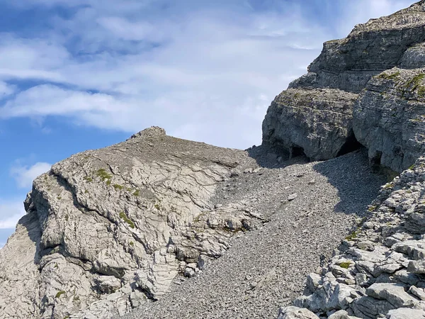 瑞士奥瓦尔德州Melchtal的瑞士Uri Alps山区地块上的岩石和石头 Schweiz Kanton Obwalden — 图库照片