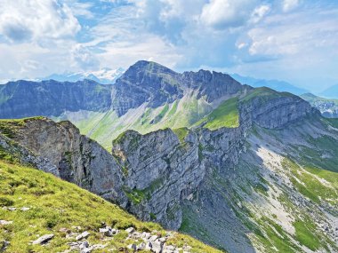 Melch vadisinde (veya Melchtal vadisinde) Hochstollen ve Chli Haupt Murmelchopf tepelerinde ve Uri Alpleri dağ kitlesi, Melchtal - Kanton of Obwald, İsviçre (Kanton Obwalden, Schweiz)