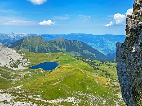 メルヘルン渓谷 またはメルチ渓谷 の上にあるアルプスの峰 ブルーニヒハウプト または ブルーニヒハウプト からのパノラマと スイスのオブヴァルト山 カントン オブヴァルト — ストック写真