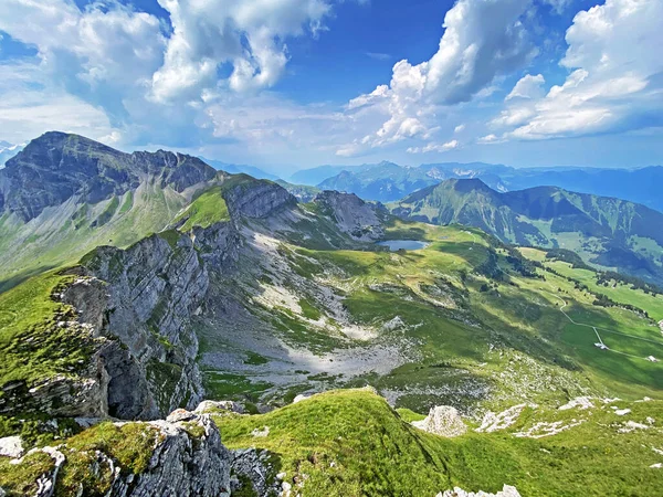 Melchtal Vadisi 'nin (veya Melch Vadisi) yukarısındaki Bruenighaupt tepesinden (veya Brunighaupt) ve Uri Alpleri dağ kitlesi, Melchtal - İsviçre' nin Obwald Kantonu (Kanton Obwalden, Schweiz)