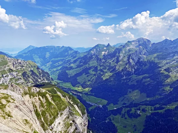 Melchtal Vadisi 'nin (veya Melch Vadisi) yukarısındaki Bruenighaupt tepesinden (veya Brunighaupt) ve Uri Alpleri dağ kitlesi, Melchtal - İsviçre' nin Obwald Kantonu (Kanton Obwalden, Schweiz)