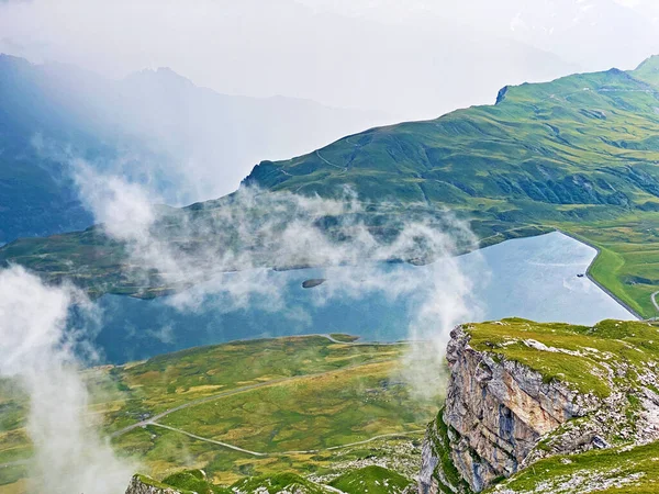 瑞士奥瓦尔德州梅尔奇塔尔市Uri Alps地块 Kanton Obwalden Schweiz 的瑞士山峰上 云彩斑斓美丽 — 图库照片