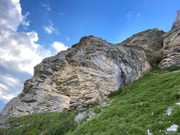 Alpské Lezecké Skály Mezi Horskými Jezery Melchsee Nebo Jezero Melch — Stock fotografie