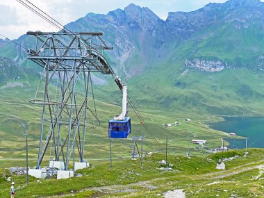 Bettenalp-Bonistock (Distelboden) - Melchsee-Frutt kayak merkezinin yönetim kurulu başkanı ve dağın tepesine doğru Melchtal - İsviçre Obwald Kantonu (Kanton Obwalden, Schweiz)