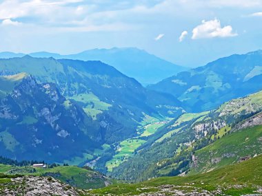 Alp Vadisi Melchtal, Grosse Melchaa nehri boyunca uzanır ve Uri Alpleri 'nde dağ kitlesi, Melchtal - Kanton of Obwald, İsviçre (Kanton Obwalden, Schweiz)