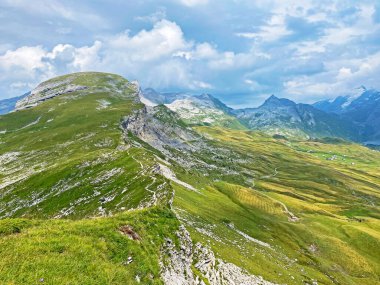 Tannensee Gölü 'nün (veya Tannen Gölü) yukarısındaki Gross Hohmad tepesi ve Uri Alpleri dağ kütlesi, Melchtal - İsviçre' nin Obwald Kantonu (Kanton Obwalden, Schweiz))