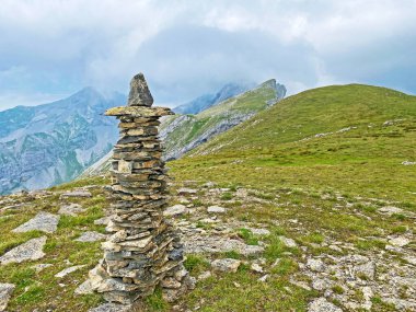 Tannensee Gölü 'nün (veya Tannen Gölü) yukarısındaki Gross Hohmad tepesi ve Uri Alpleri dağ kütlesi, Melchtal - İsviçre' nin Obwald Kantonu (Kanton Obwalden, Schweiz))
