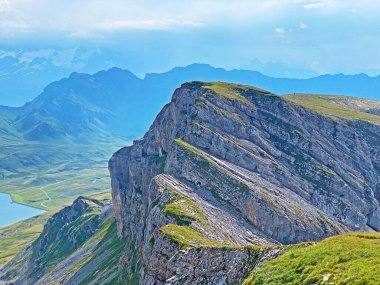 Tannensee Gölü 'nün (veya Tannen Gölü) yukarısındaki Gross Hohmad tepesi ve Uri Alpleri dağ kütlesi, Melchtal - İsviçre' nin Obwald Kantonu (Kanton Obwalden, Schweiz))
