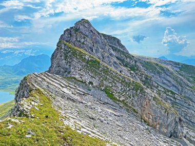 Tannensee Gölü 'nün (veya Tannen Gölü) yukarısındaki Gross Hohmad tepesi ve Uri Alpleri dağ kütlesi, Melchtal - İsviçre' nin Obwald Kantonu (Kanton Obwalden, Schweiz))