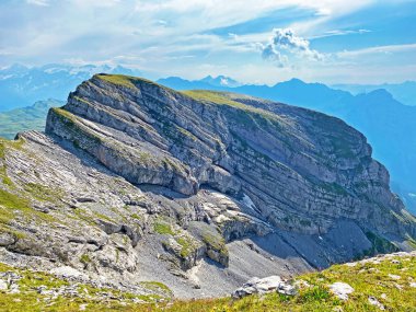 Tannensee Gölü 'nün (veya Tannen Gölü) yukarısındaki Gross Hohmad tepesi ve Uri Alpleri dağ kütlesi, Melchtal - İsviçre' nin Obwald Kantonu (Kanton Obwalden, Schweiz))