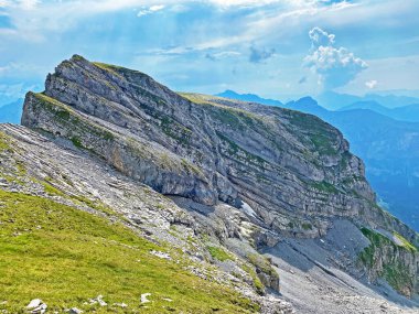Tannensee Gölü 'nün (veya Tannen Gölü) yukarısındaki Gross Hohmad tepesi ve Uri Alpleri dağ kütlesi, Melchtal - İsviçre' nin Obwald Kantonu (Kanton Obwalden, Schweiz))